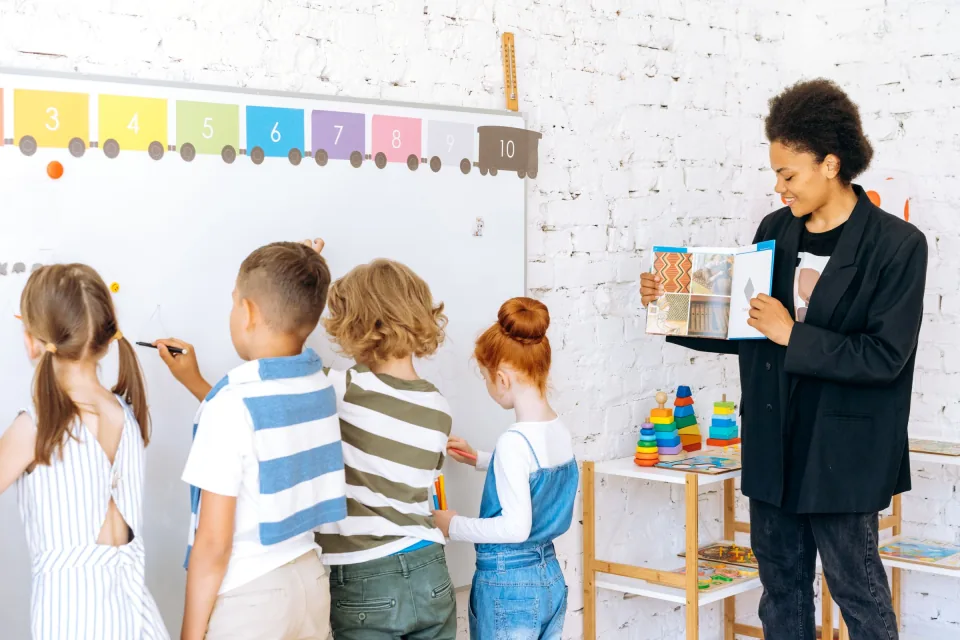 Turma aprendendo de forma ativa em um ambiente colorido